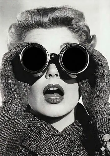 Mujer vintage en blanco y negro observando con binoculares grandes, boca abierta de asombro